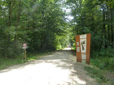 Le départ se trouve à gauche du panneau d’accueil de l’espace pédagogique forestier