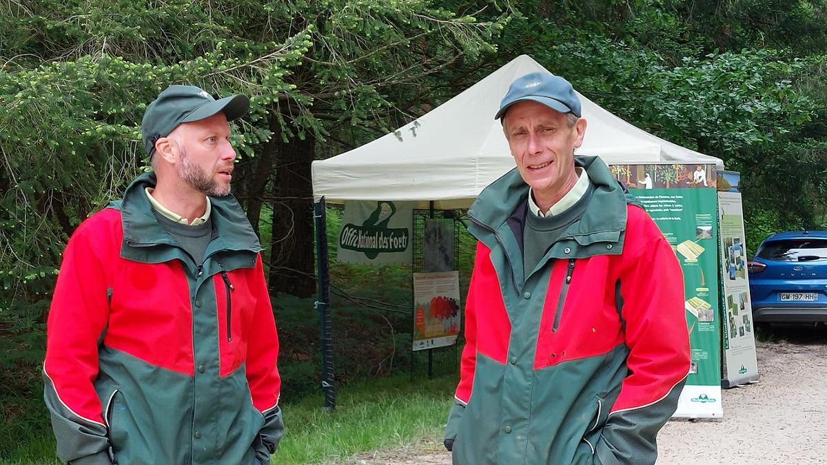 Malgré une météo difficile, Loïc Le-Berre et Philippe Marcellot ont rencontré une centaine de personnes pendant la Fête des Esprits de la forêt à Bouzy-la-Forêt.
